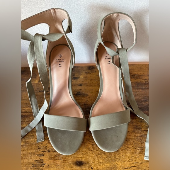 Spring heels - Picture 2 of 2